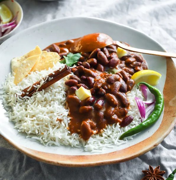 Indiškas raudonųjų pupelių karis („rajma“)